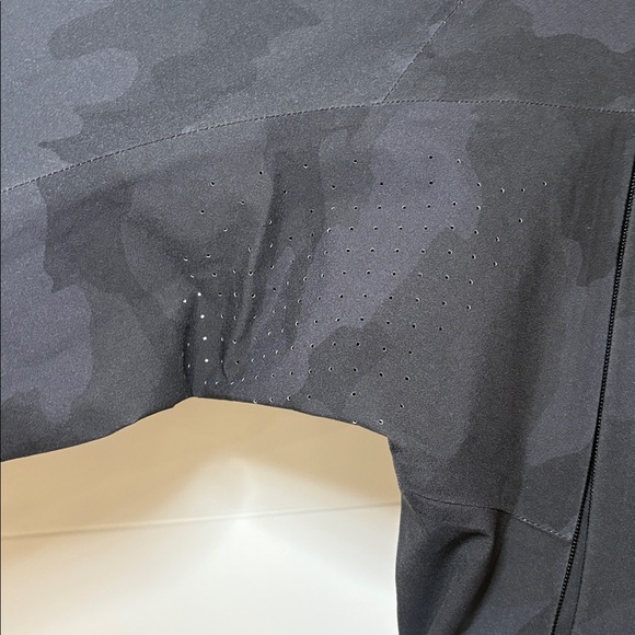 Lululemon Rain Chaser Cropped Jacket Heritage 365 Camo Deep Coal Size 6 - Picture 14 of 16